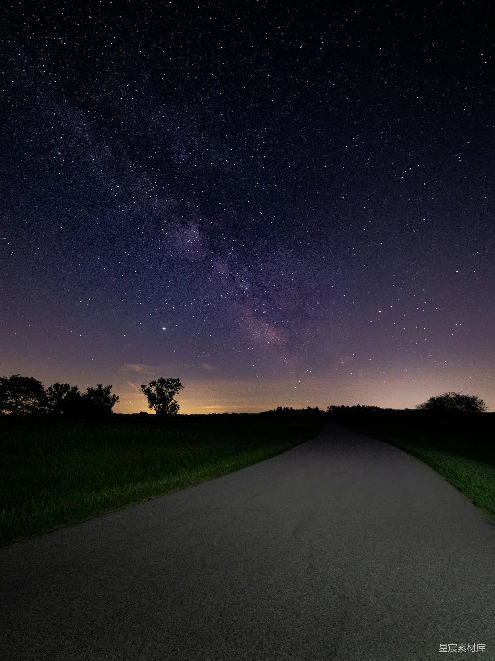 星夜下绿草landschaft