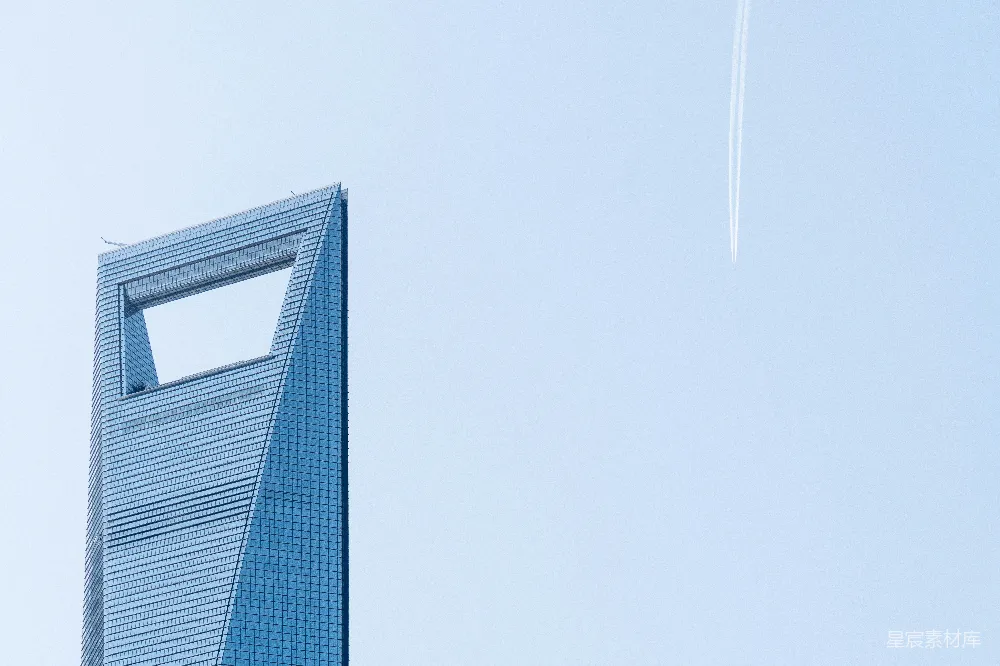 高空飞行的飞机在高大建筑之上