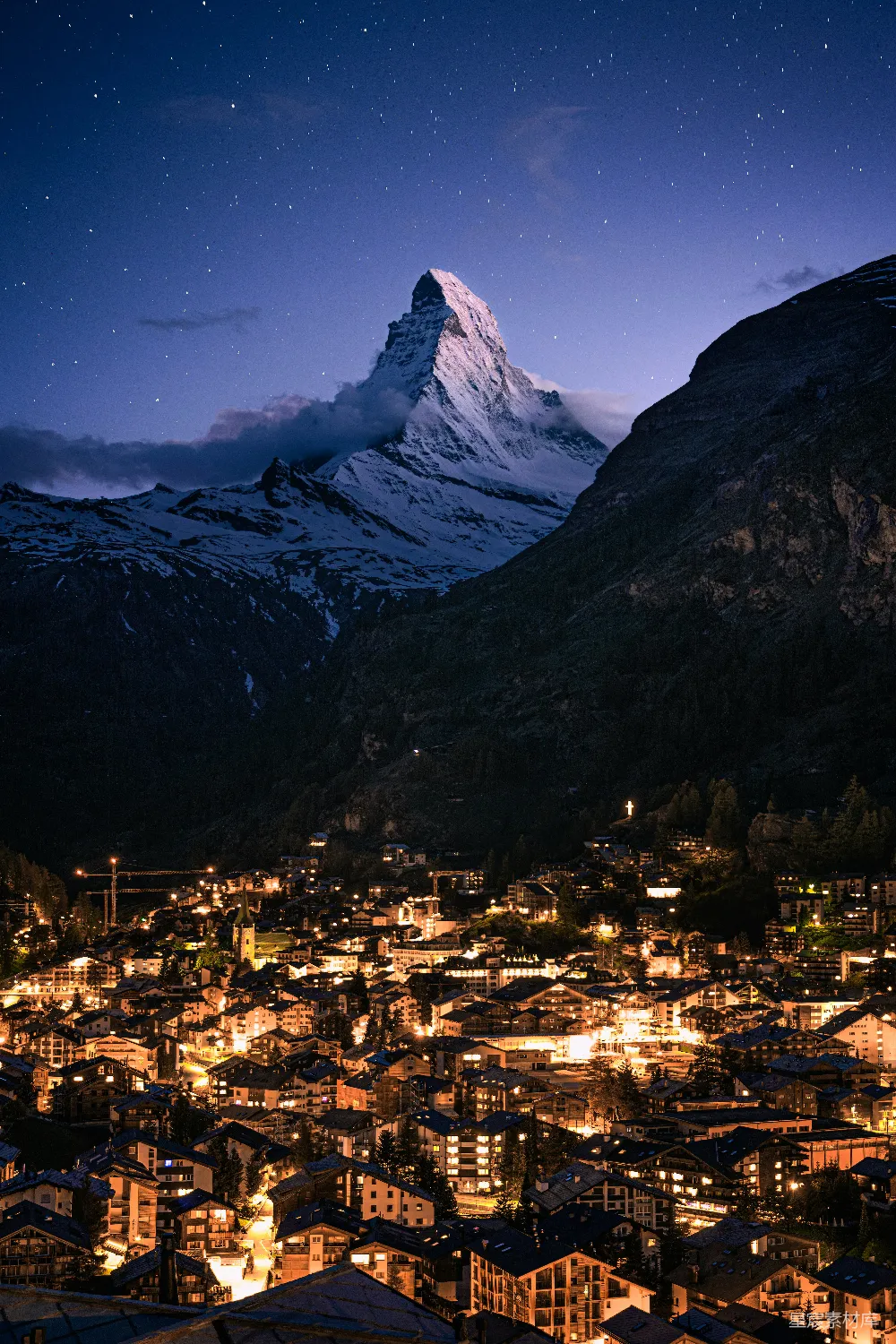 山下星河中的小镇夜景。
