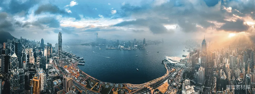 高清摄影  城市建筑在多云的天空下靠近水体。