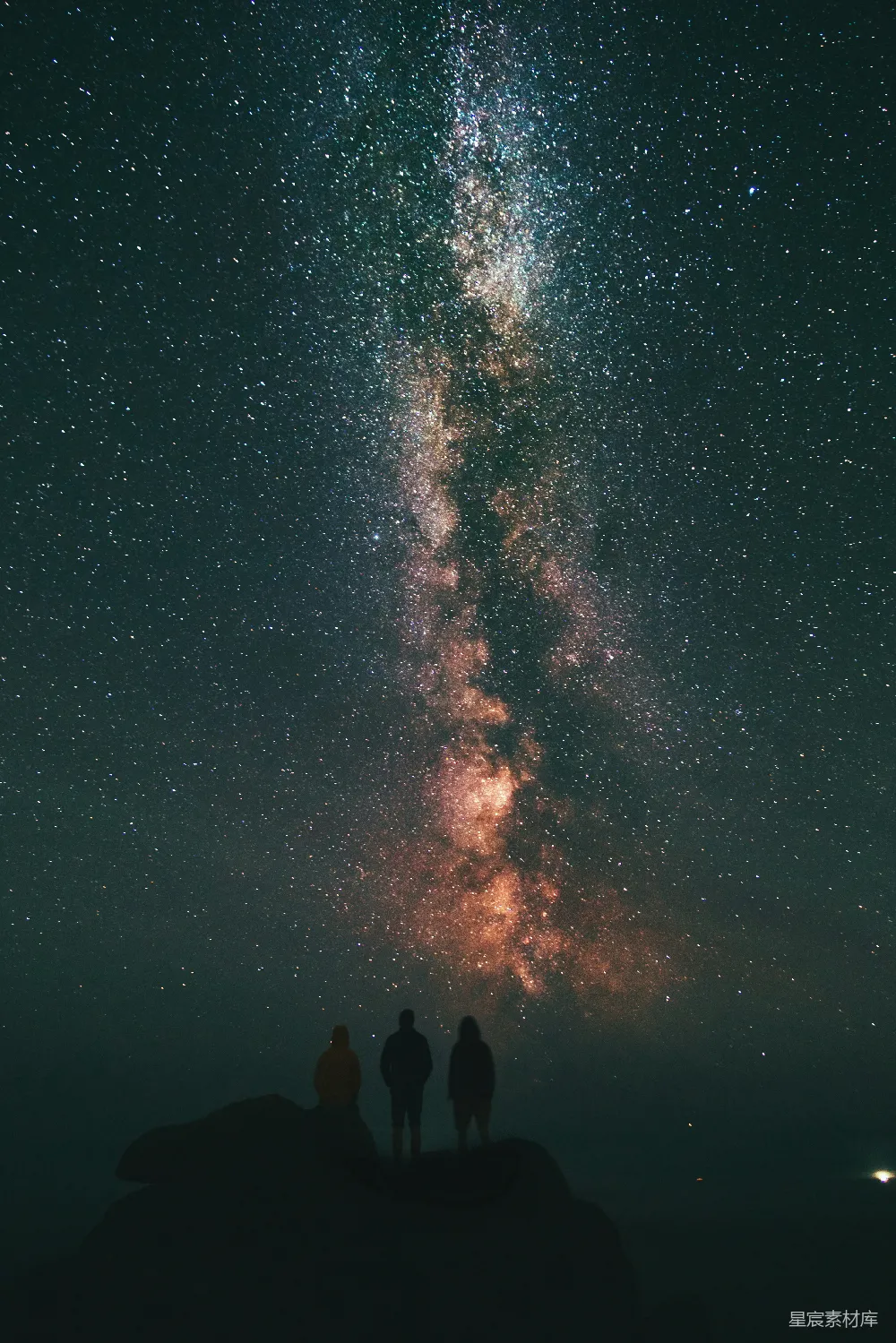 高清摄影 壁纸 三个人仰望星空和银河系。