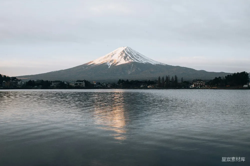 高清摄影  白天水边的黑白山
