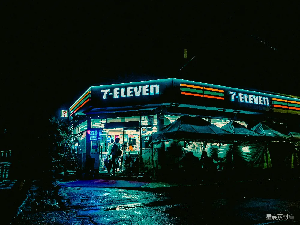 高清摄影  夜晚街角处亮着灯的商店