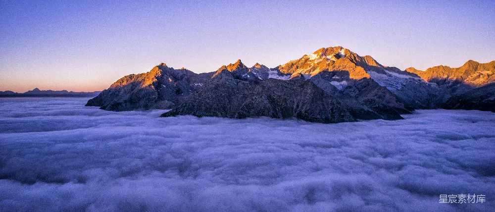 高清摄影  水边的棕色山