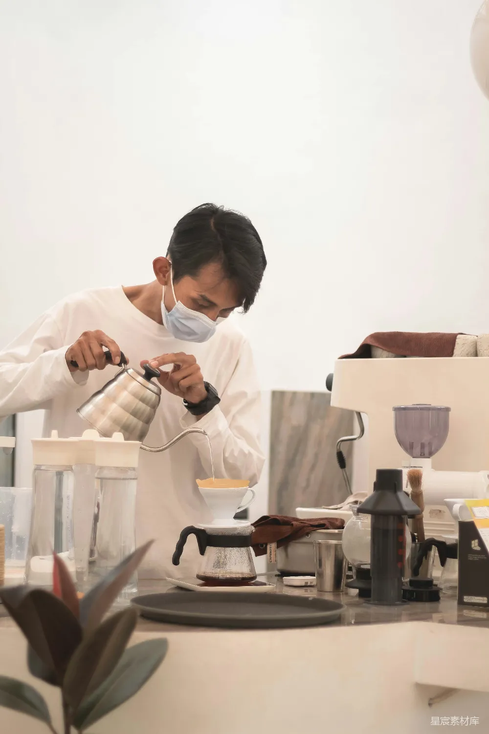 穿白衬衫的男人拿着一个白色的陶瓷杯