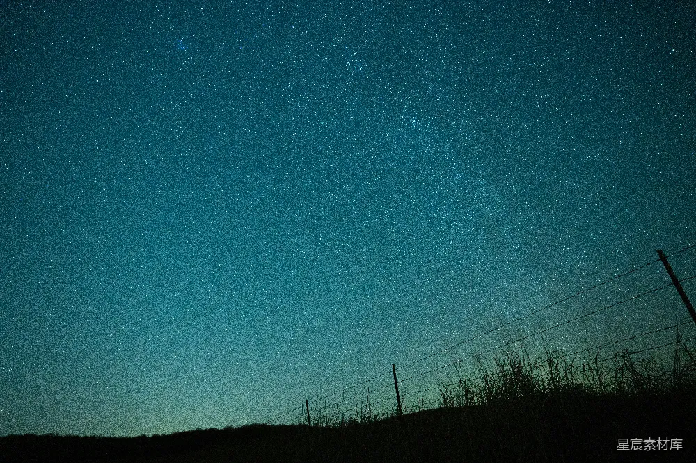 夜空中有繁星点缀的田野
