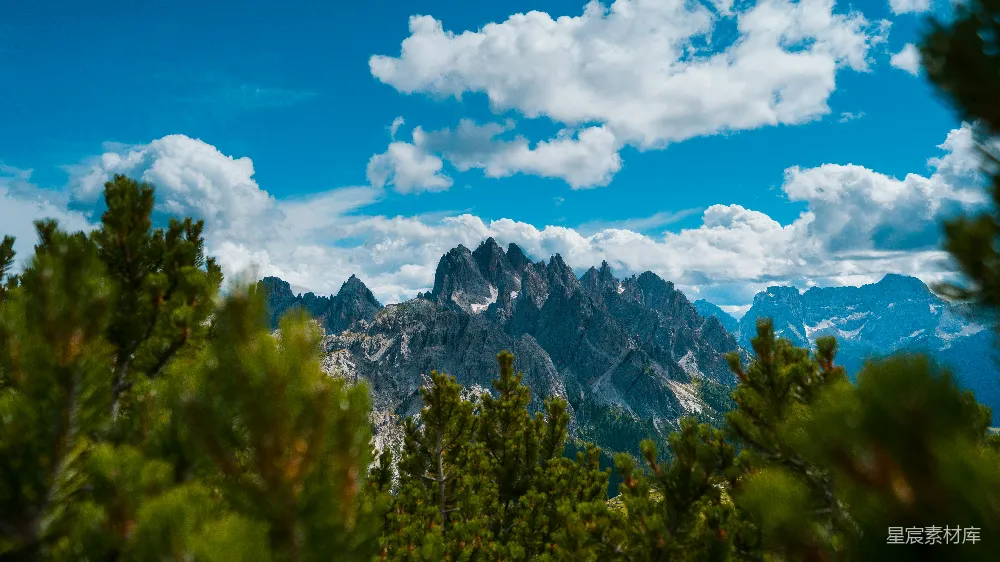 山顶上俯瞰的一片山峦景色
