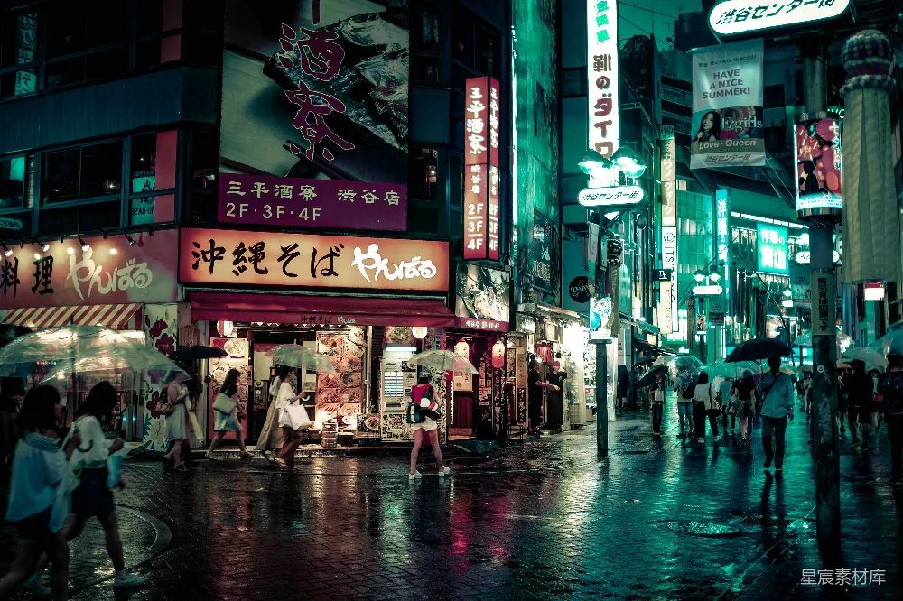 高清摄影  夜晚在建筑物附近散步的人们