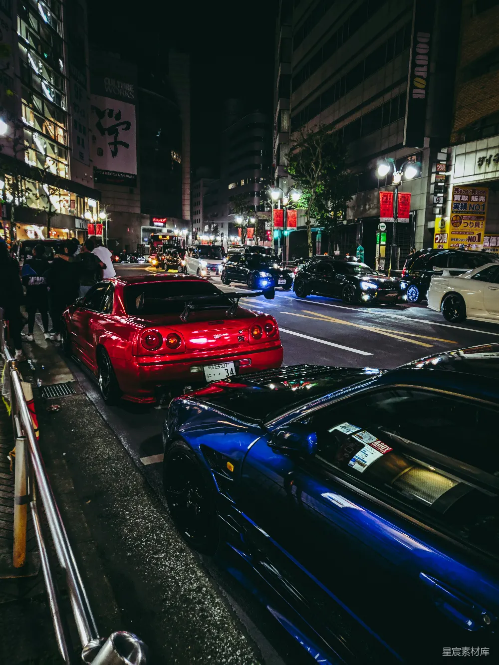 高清摄影  白天街道上的红色汽车