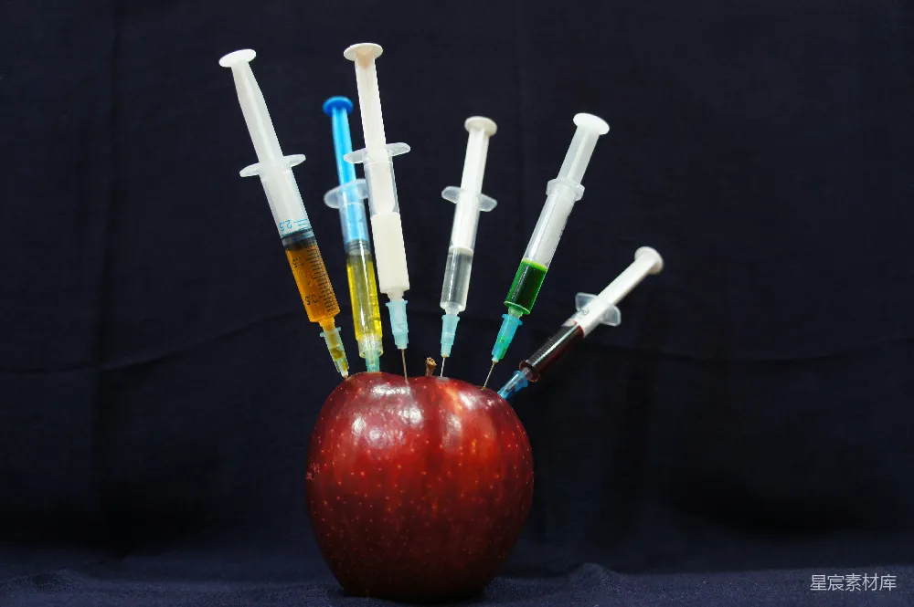 高清摄影  带有塑料注射器的苹果