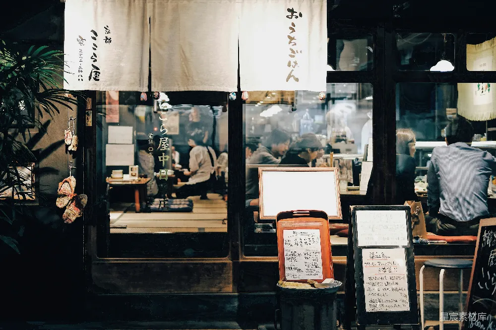 高清摄影  餐厅里有人在用餐。