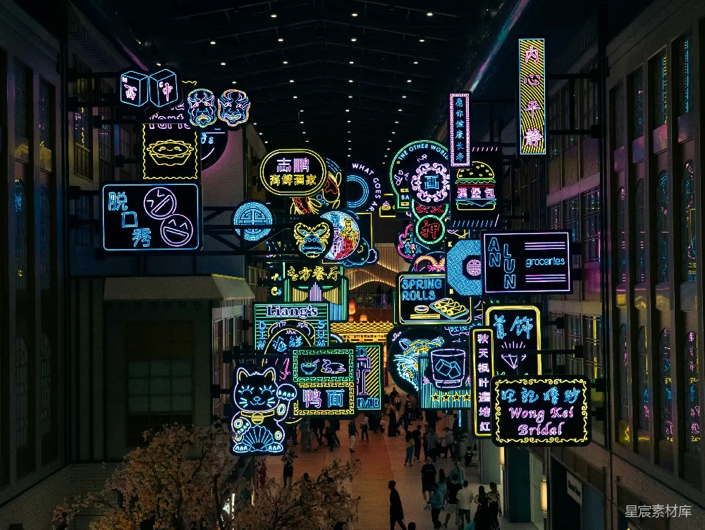 高清摄影 壁纸 旅行 一群人穿过一家充满霓虹灯招牌的商场。