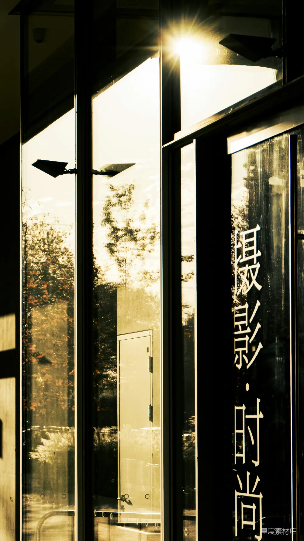 阳光透过建筑物的窗户照射进来。