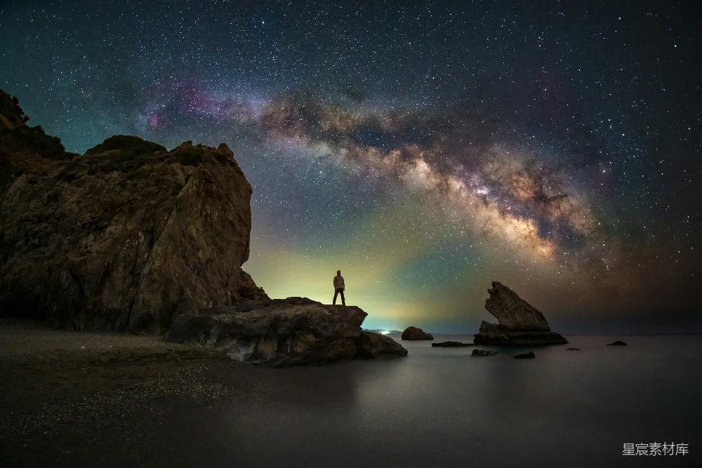 高清摄影 壁纸 一个人站在岩石上仰望星空。