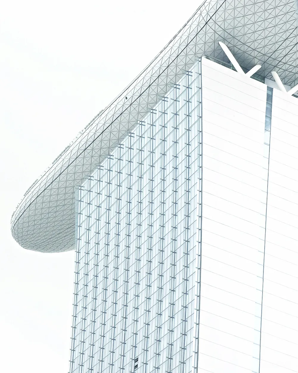 玻璃建筑下的白云