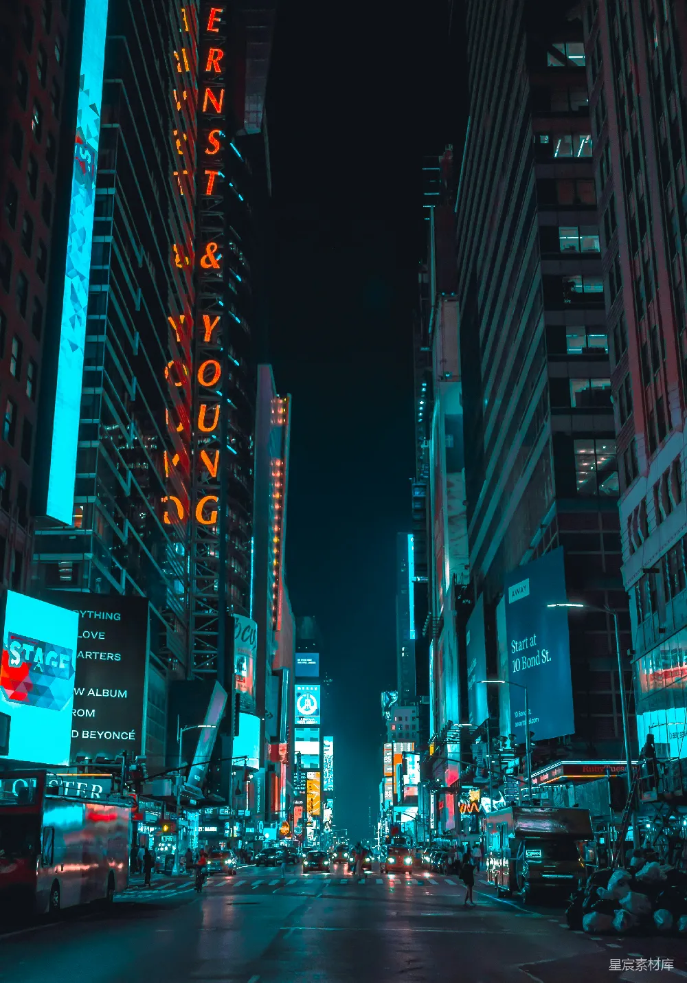 高清摄影  夜间在高楼大厦之间的道路上行驶的车辆街拍