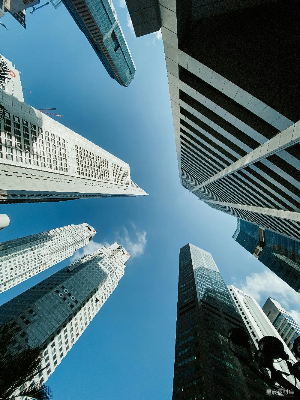 城市中仰望高耸的建筑物