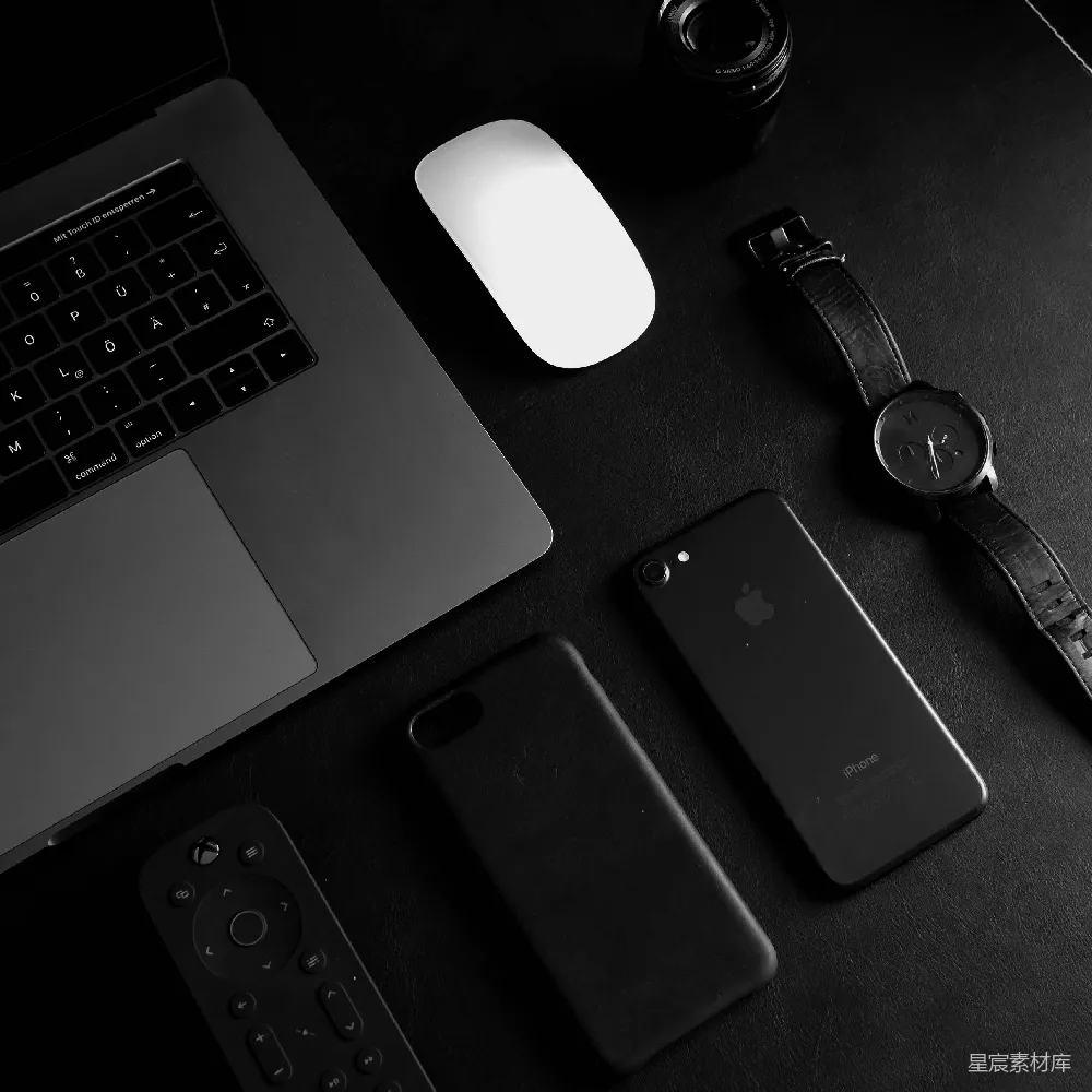 黑色的iPhone 7旁边是机械手表。