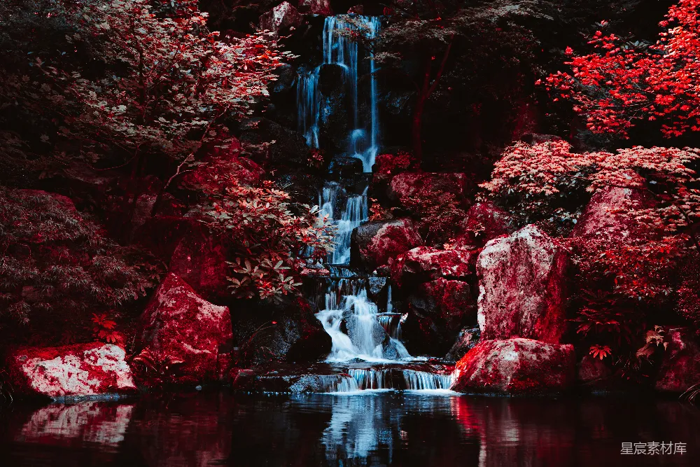 高清摄影 壁纸 湖中央有一座瀑布，周围环绕着树木。