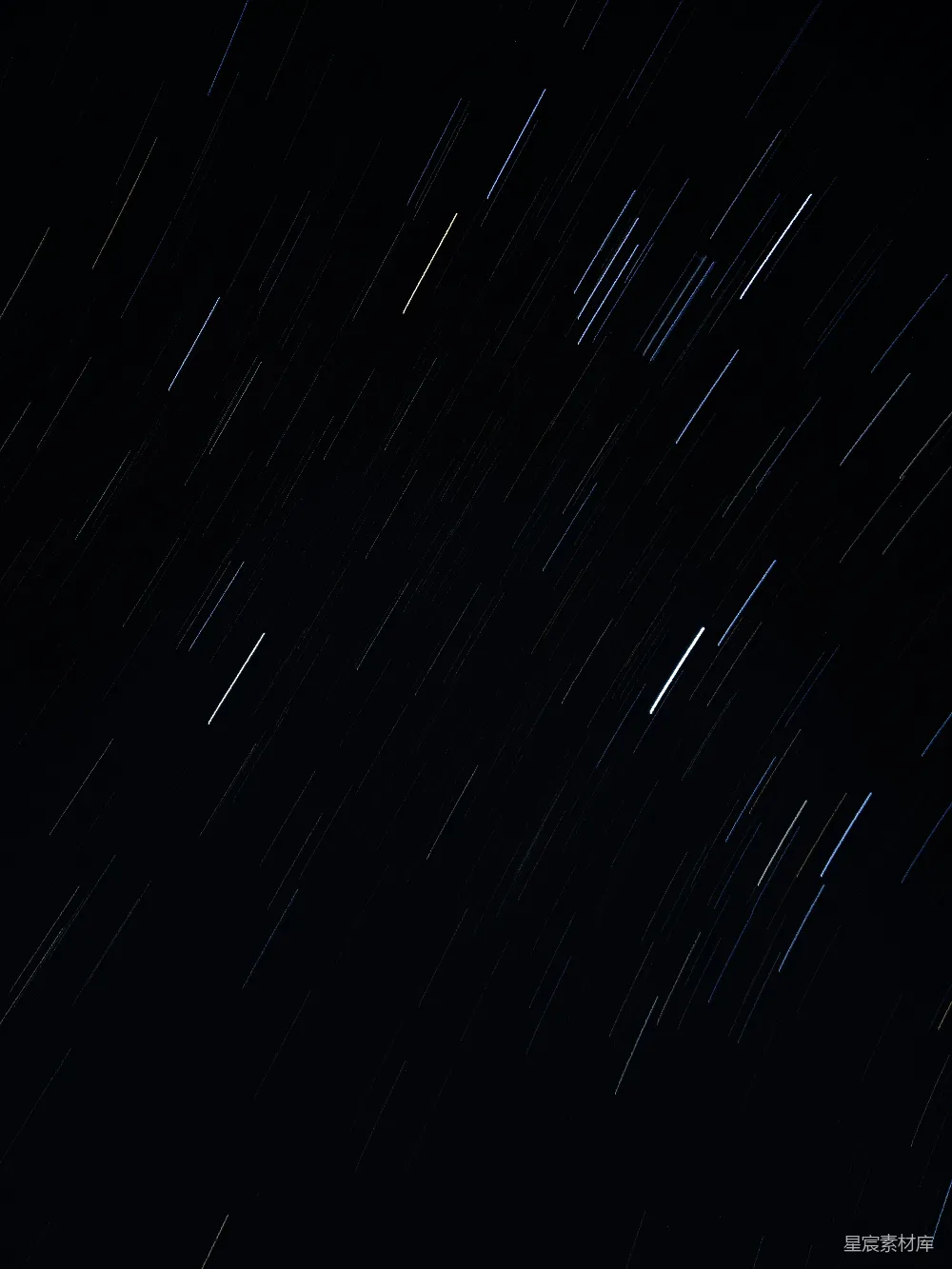 高清摄影  夜空中布满了星轨。