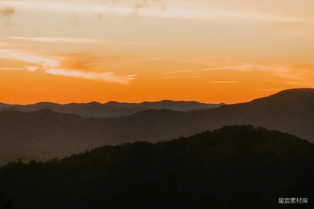 山峦之上夕阳西下