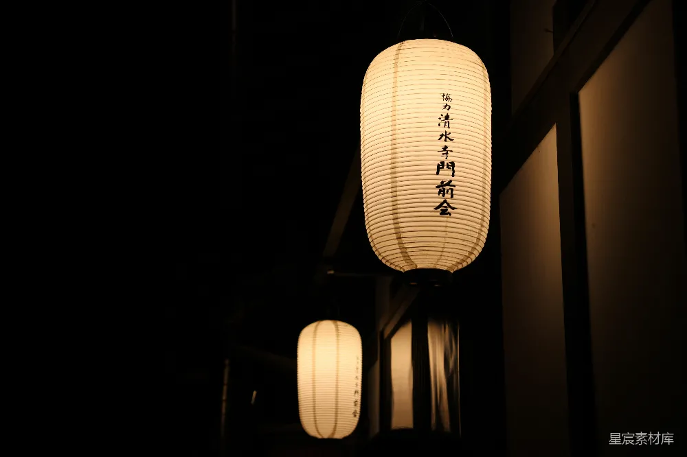 高清摄影  几个白灯笼悬挂在天花板上