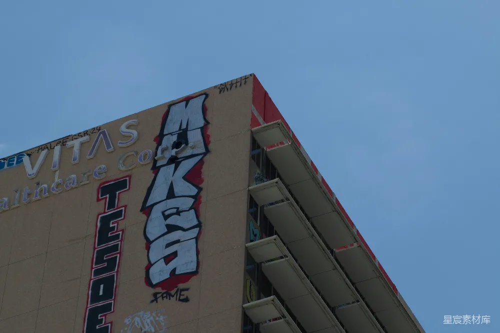 在阴云密布的天空下建造涂鸦角