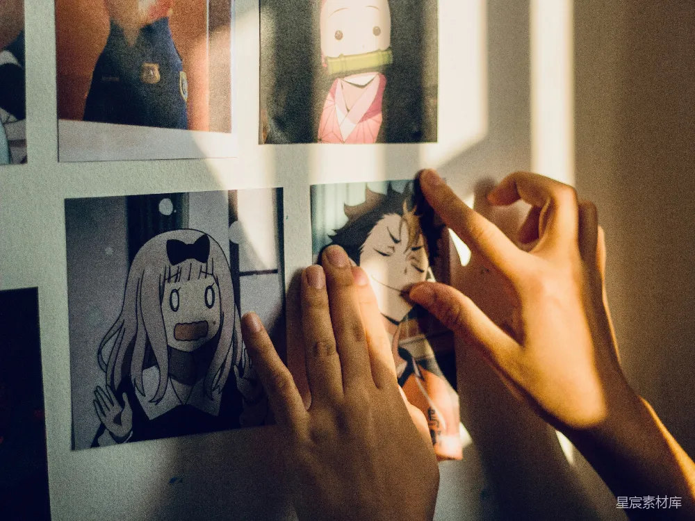 高清摄影  穿黑色衬衫的女人正在自拍
