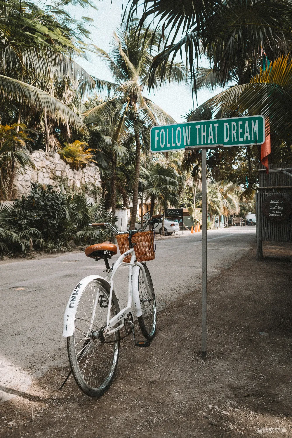 高清摄影 旅行 停放的白色自行车