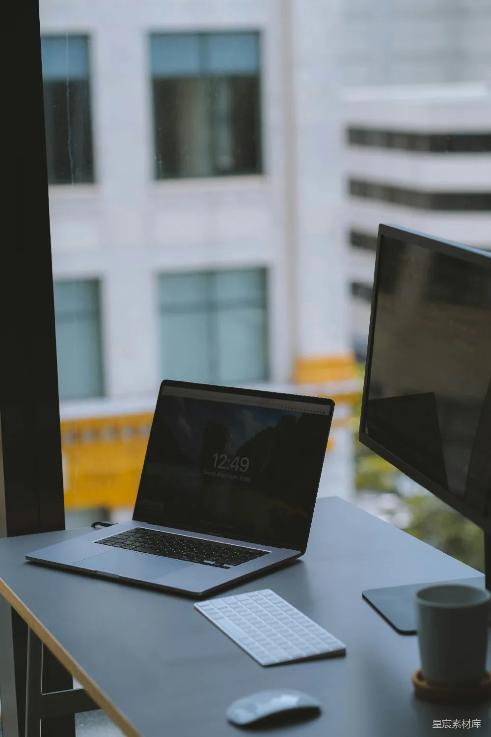 白色桌面上的macbook pro