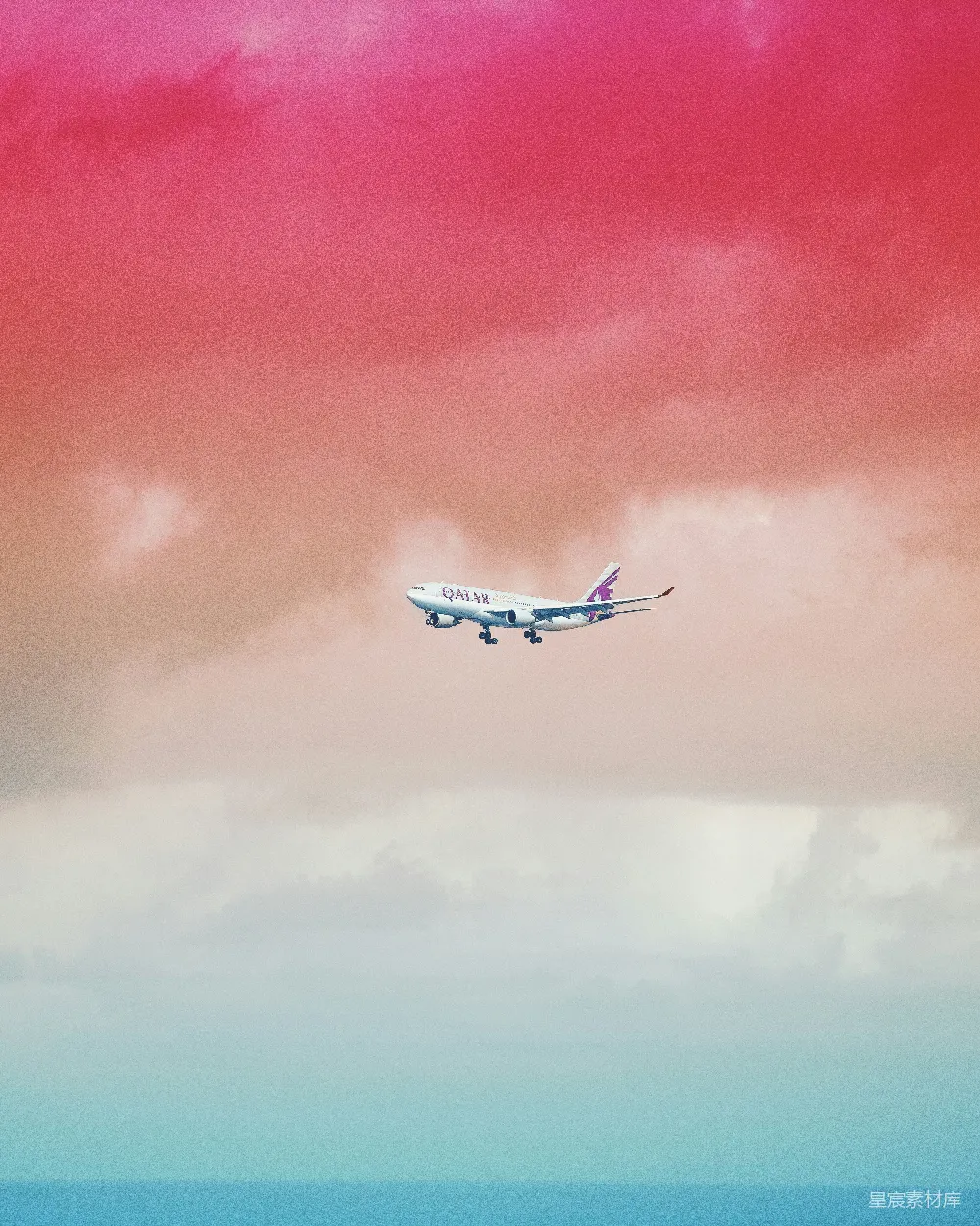 高清摄影 自然 壁纸 卡塔尔航空公司的飞机在红色云层下飞行