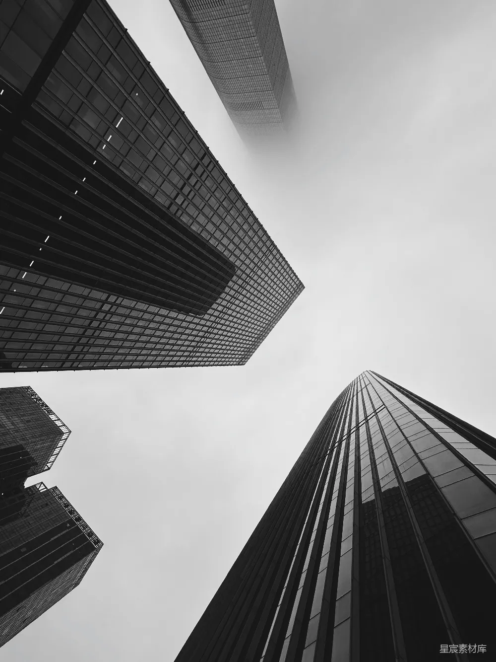黑白照片中的高大建筑
