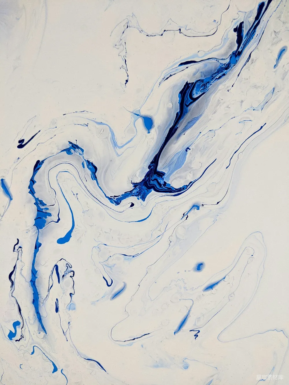 白底蓝白漩涡状的画作