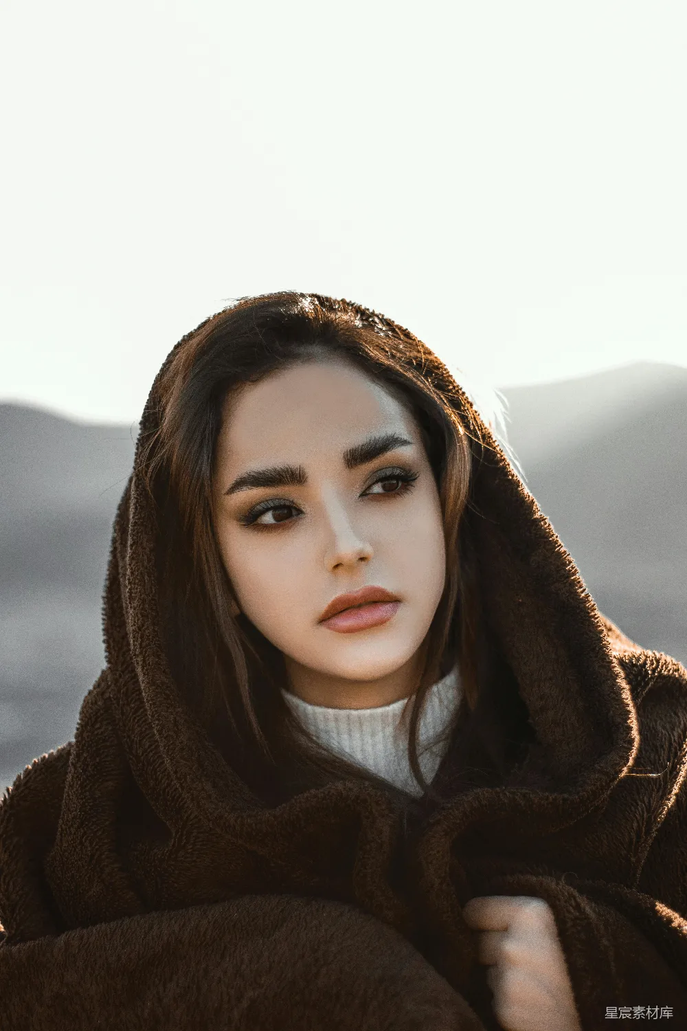 一个穿着棕色连帽衫的女人