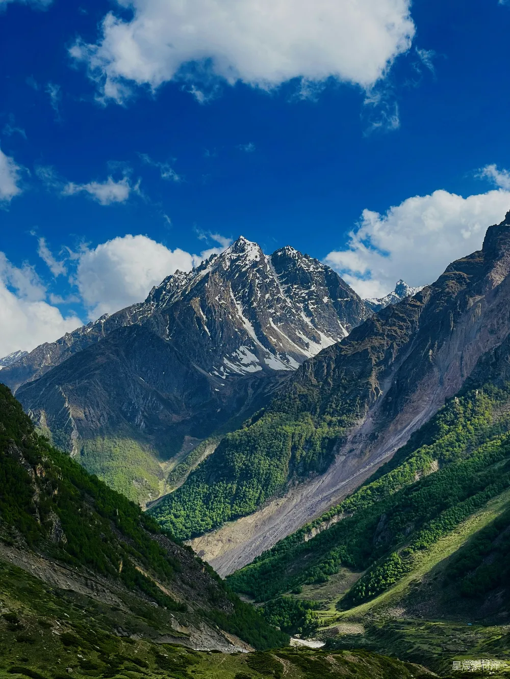 高清摄影  一座山脉的景色，河流从中穿过。