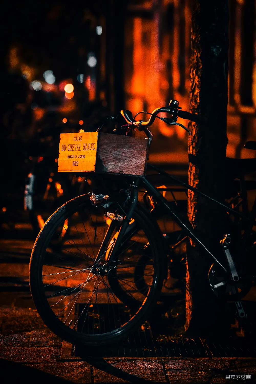 高清摄影 实验性 旅行 壁纸 夜晚街道边停着的自行车