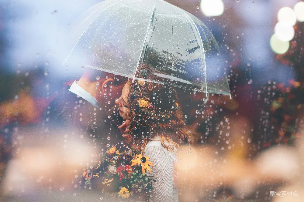高清摄影  一对新人在雨中打着伞接吻。