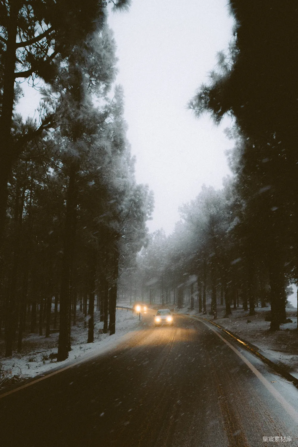 一辆车在覆盖着白雪的路面上行驶