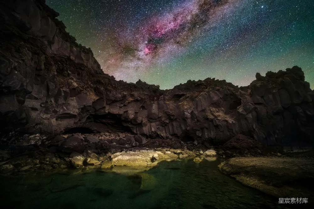 高清摄影 自然 壁纸 夜空中充满了星星，银河横跨其中。