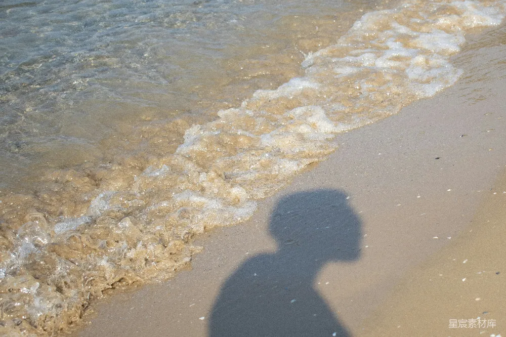 海岸上日间的一个人影