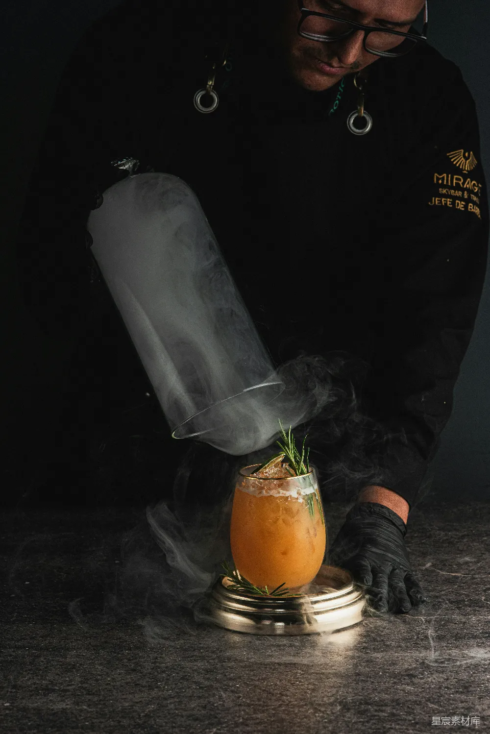 高清摄影  厨师正在为鸡尾酒注入烟雾和香草。