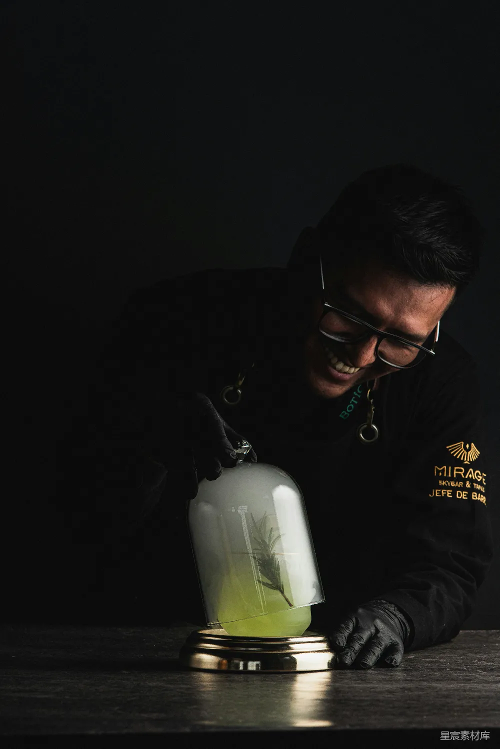 高清摄影  调酒师在玻璃罩下抽着鸡尾酒
