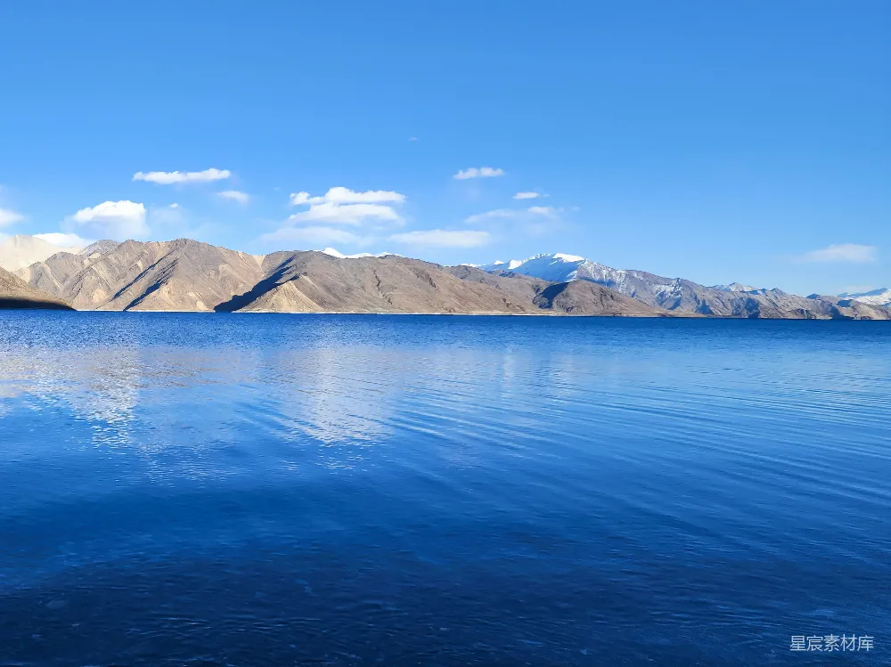 背景中有山的水域