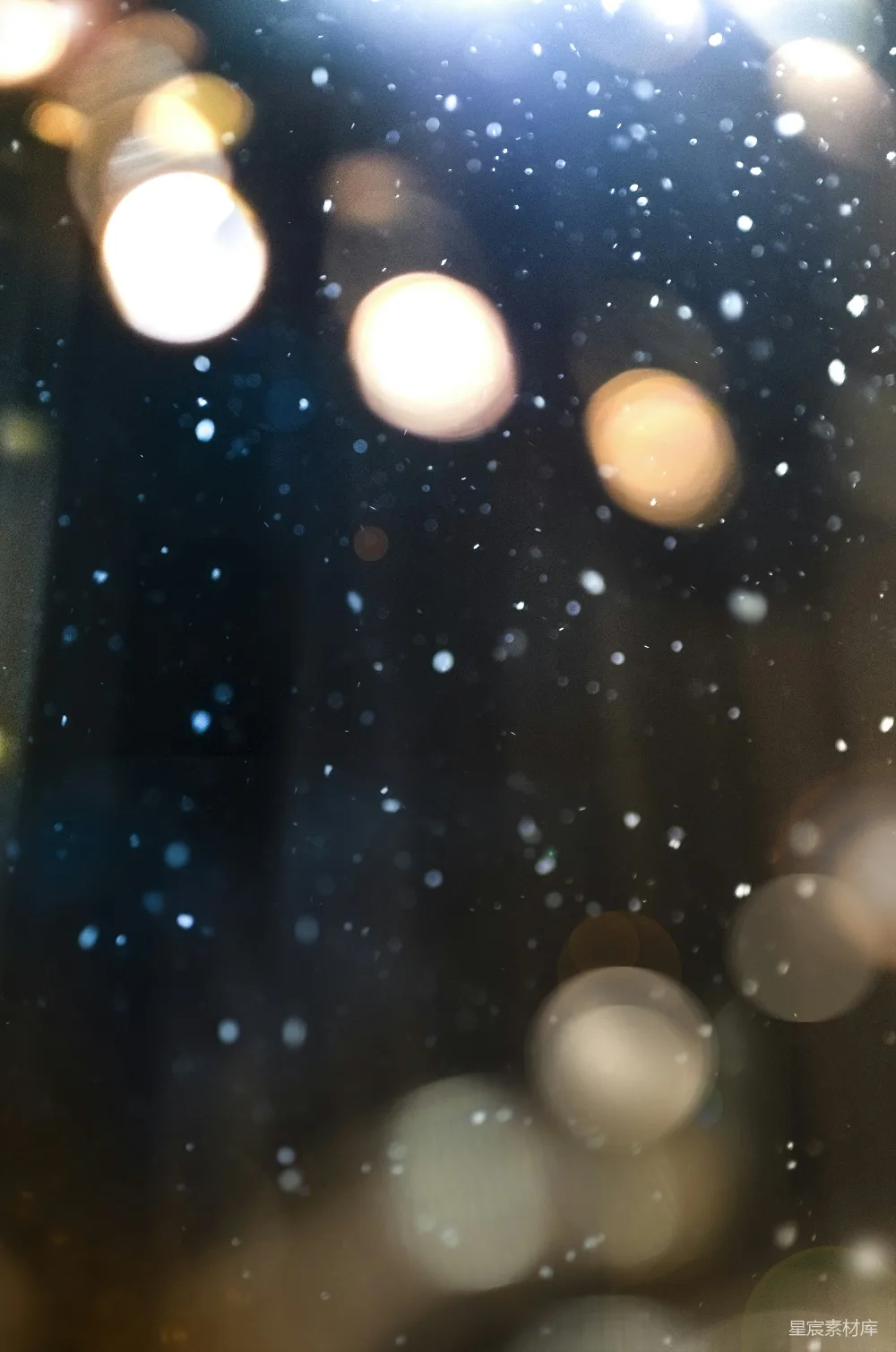 雨中的一张模糊的街灯照片