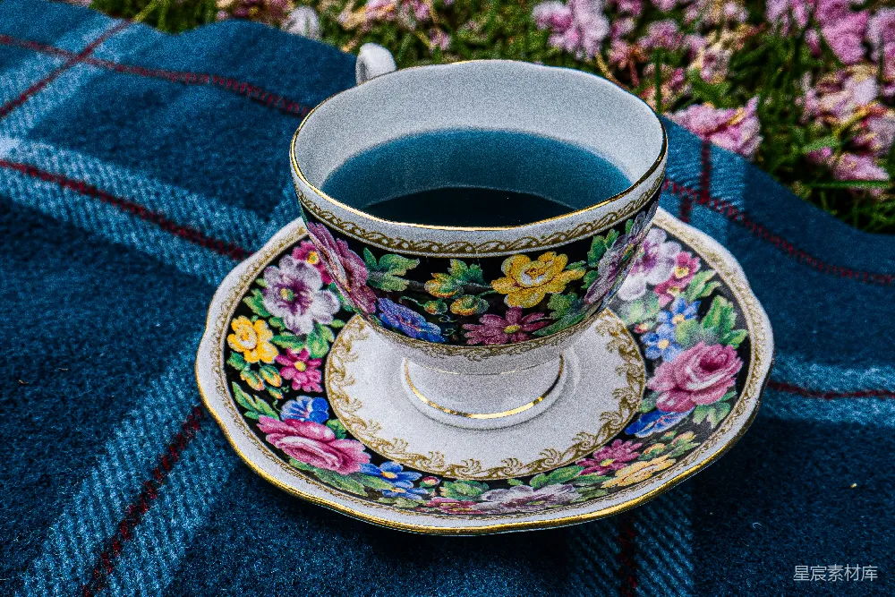 茶杯放在一个托盘上