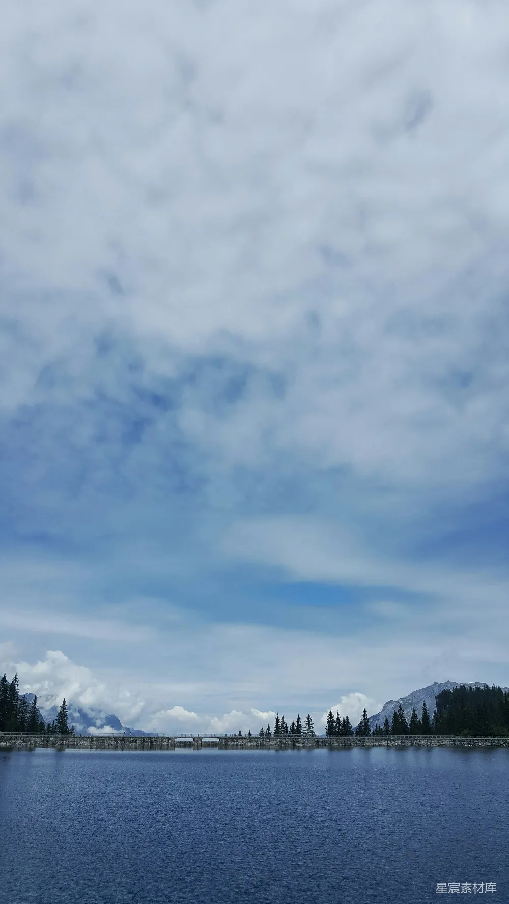 白云下的蓝湖