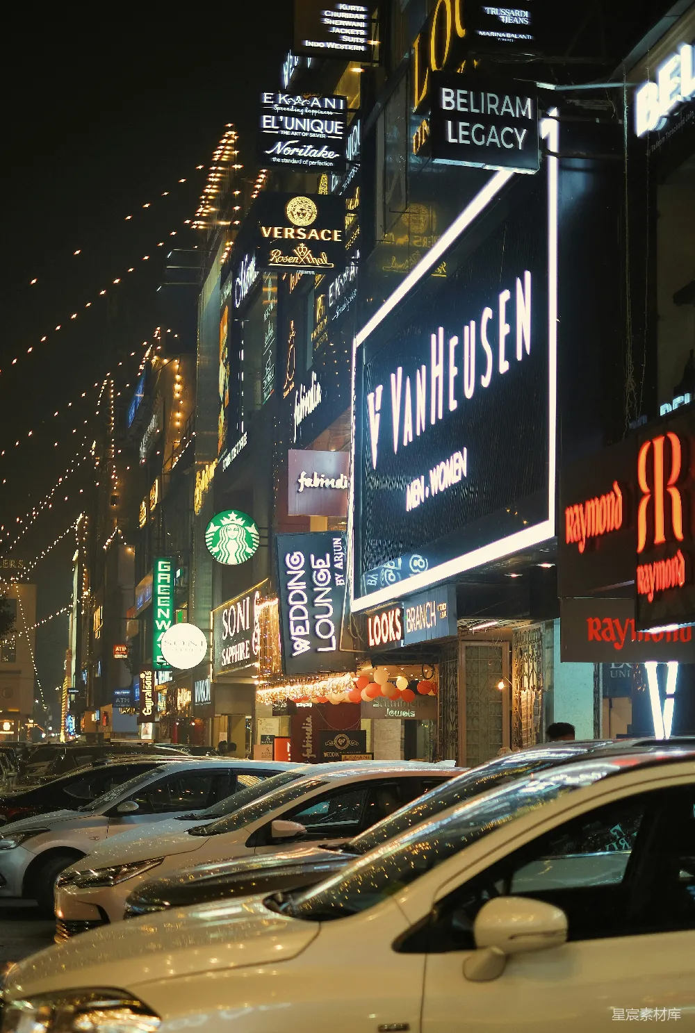 夜晚充满车辆的城市街道