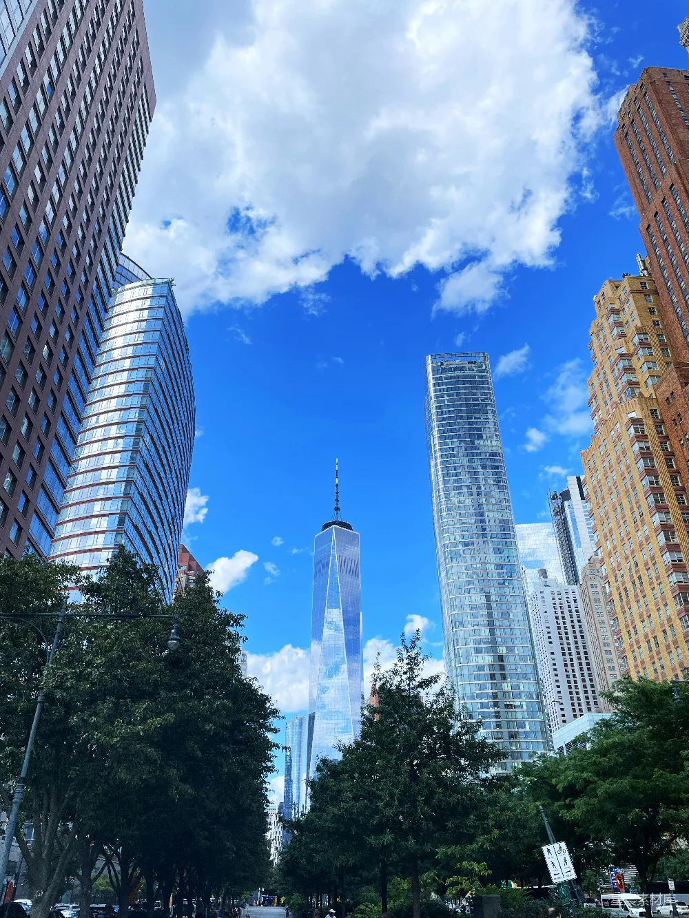 背景中有高大的建筑物的城市街道