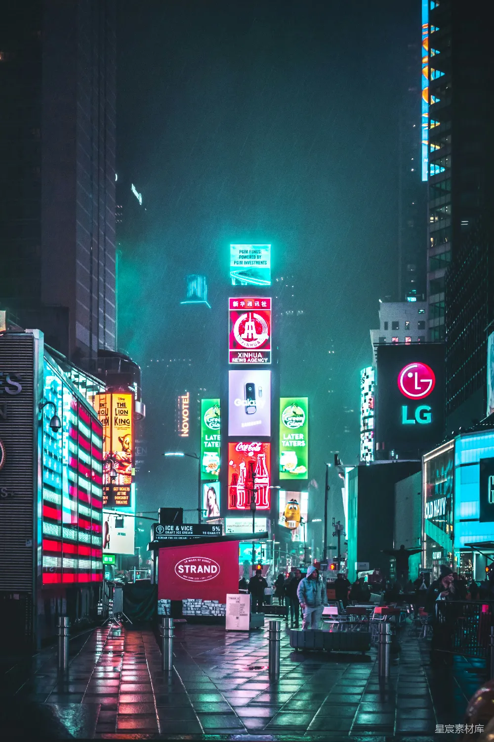 一群人靠近高楼建筑行走