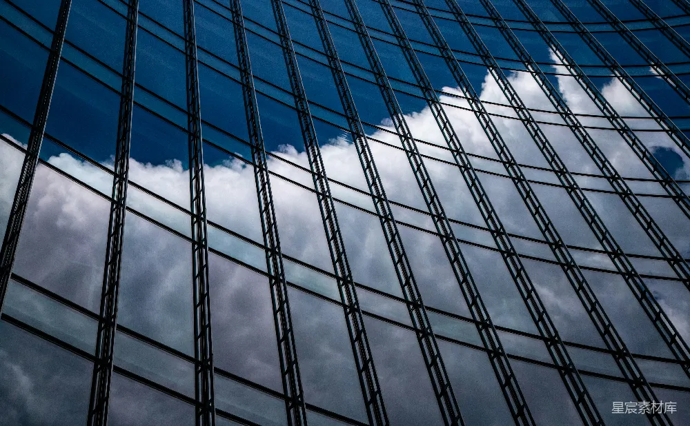 现代玻璃建筑外墙映射出的云彩。